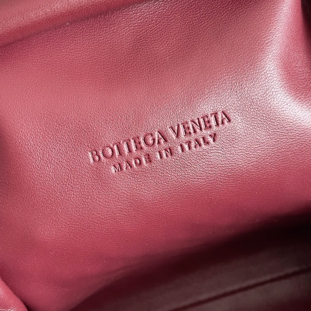 Batch 1880 BOTTEGA VENETA LAUREN 1980 small clutch bag is new! The small size that many people squat on is finally here. The self-adjustable zipper is a highlight of this bag. After being removed, it can be used as a handbag for important occasions. One bag unlocks two carrying methods at the same time. It is practical and has a unique sense of structure and beautiful lines. It is more elegant than a small cloud. It is a tribute to the classics and the pursuit of modernity. Style number: 804038 Size: 27*15*8cm